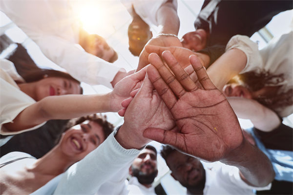 跨國企業(yè)如何管理文化差異以實現(xiàn)全球戰(zhàn)略協(xié)同？