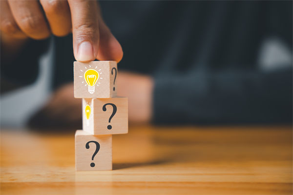 在制定企業(yè)戰(zhàn)略規(guī)劃時，如何平衡短期與長期目標？