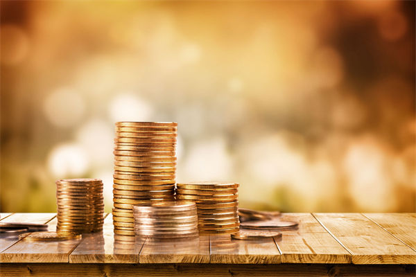 在制定企業(yè)戰(zhàn)略規(guī)劃時，如何平衡短期與長期目標(biāo)？