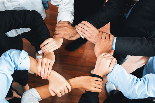 在制定企業(yè)戰(zhàn)略規(guī)劃時，如何平衡短期與長期目標(biāo)？