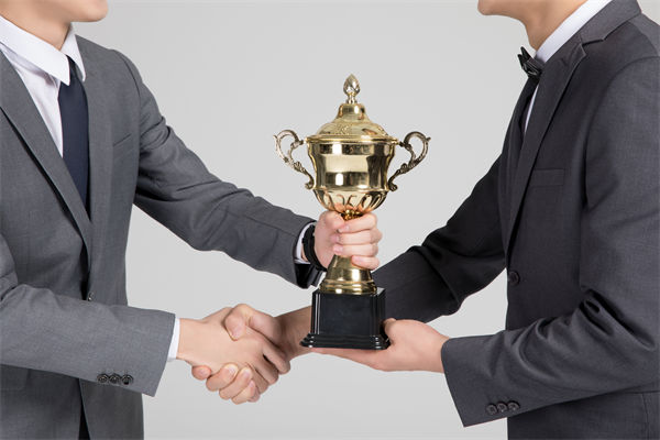 在薪酬談判中，如何把握員工的心理預期和企業(yè)底線？