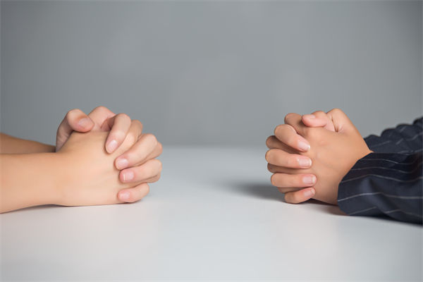 在薪酬談判中，如何把握員工的心理預(yù)期和企業(yè)底線？