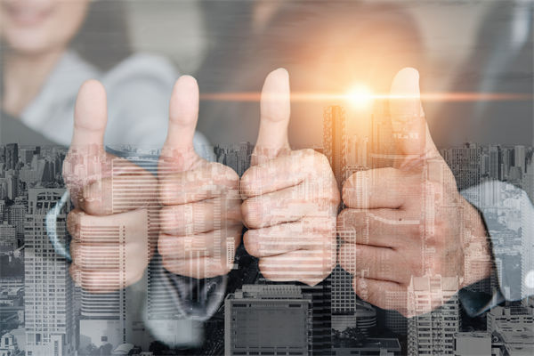 薪酬管理中，如何考慮員工個(gè)人發(fā)展，實(shí)現(xiàn)長(zhǎng)期激勵(lì)？