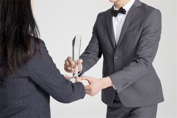 績效管理中，如何激勵優(yōu)秀員工，又幫助其提升？