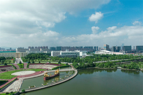 南昌戰(zhàn)略咨詢公司如何為企業(yè)定制長(zhǎng)遠(yuǎn)發(fā)展規(guī)劃？