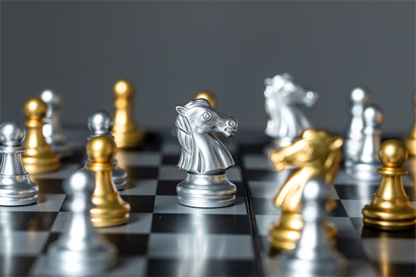 如何有效制定并執(zhí)行長期戰(zhàn)略計劃以適應(yīng)市場變化？