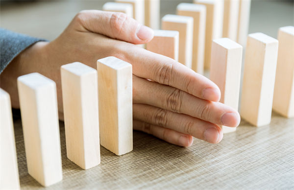 在年度經(jīng)營(yíng)計(jì)劃中，如何有效識(shí)別并應(yīng)對(duì)潛在風(fēng)險(xiǎn)？