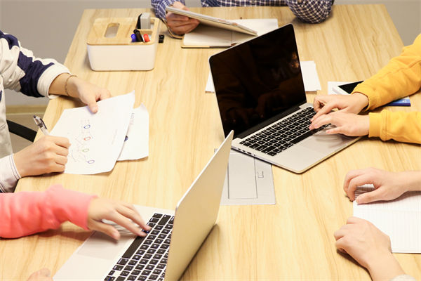 數(shù)字化轉(zhuǎn)型背景下，企業(yè)戰(zhàn)略應(yīng)如何創(chuàng)新與升級(jí)？