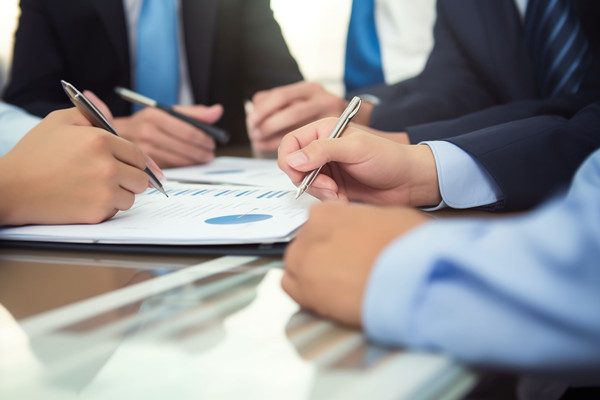 企業(yè)在推進精益生產(chǎn)時，如何平衡短期目標(biāo)與長期戰(zhàn)略？