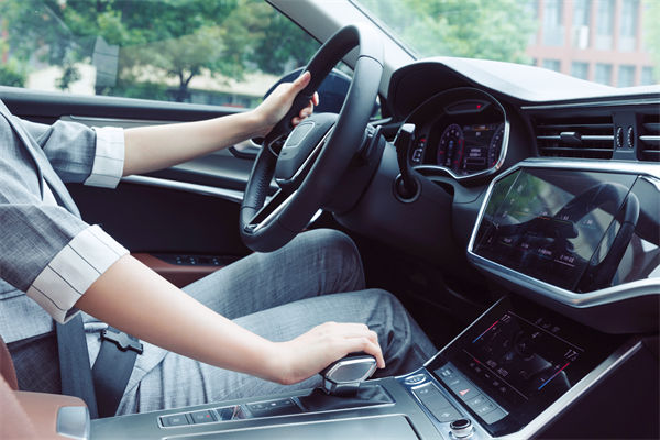 女子工資4600每天花近百元通勤上班，人力資源怎么看？