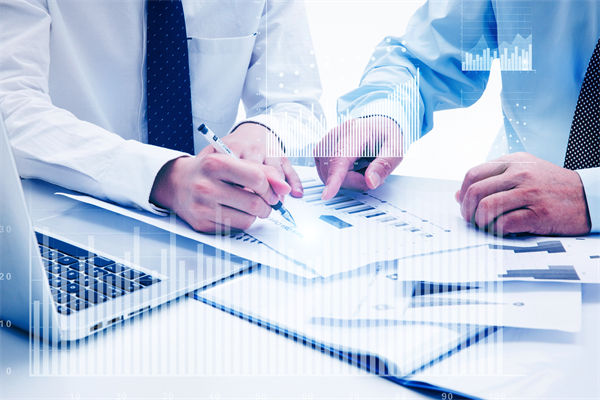 如何通過預算分析，識別企業(yè)運營中的潛在風險與機遇？