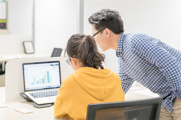 員工績(jī)效不佳，是應(yīng)該立即解雇還是給予改進(jìn)機(jī)會(huì)？