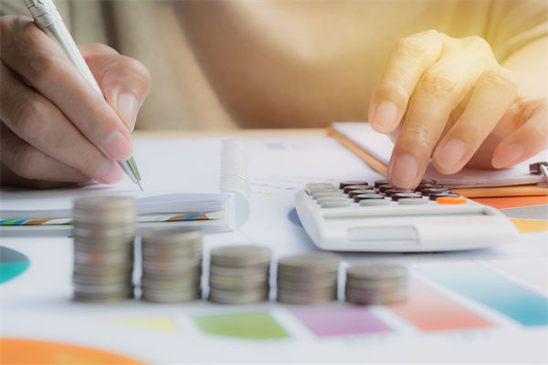 在滾動預算模式下，如何確保預算的連續(xù)性和前瞻性？