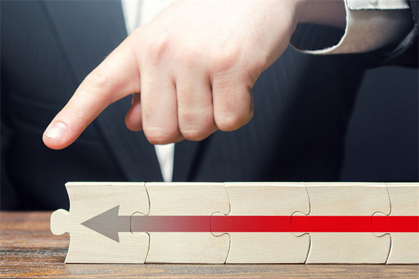 戰(zhàn)略執(zhí)行層層衰減，集團管控如何確保目標精準落地？