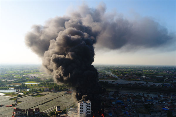 山東化工廠爆炸后樓房僅?？蚣埽瑢χ圃鞓I(yè)有何啟示？