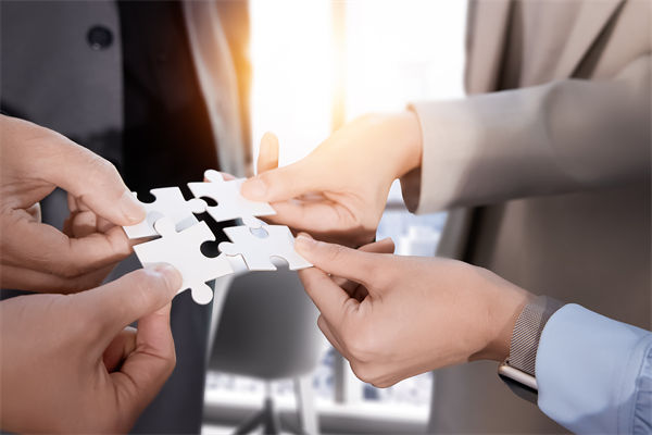 把頂層設(shè)計(jì)和問計(jì)于民統(tǒng)一起來，對企業(yè)戰(zhàn)略的啟示