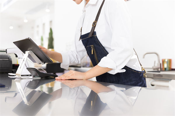 29歲女演員回應(yīng)在餐廳當(dāng)服務(wù)員，人力資源怎么看？