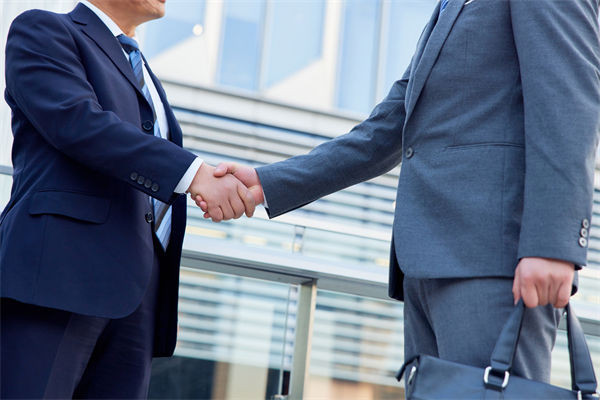 29歲女演員回應(yīng)在餐廳當(dāng)服務(wù)員，人力資源怎么看？